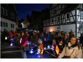 Sankt Martin Laternenumzug durch die Stadt (Foto: Karl-Franz Thiede)